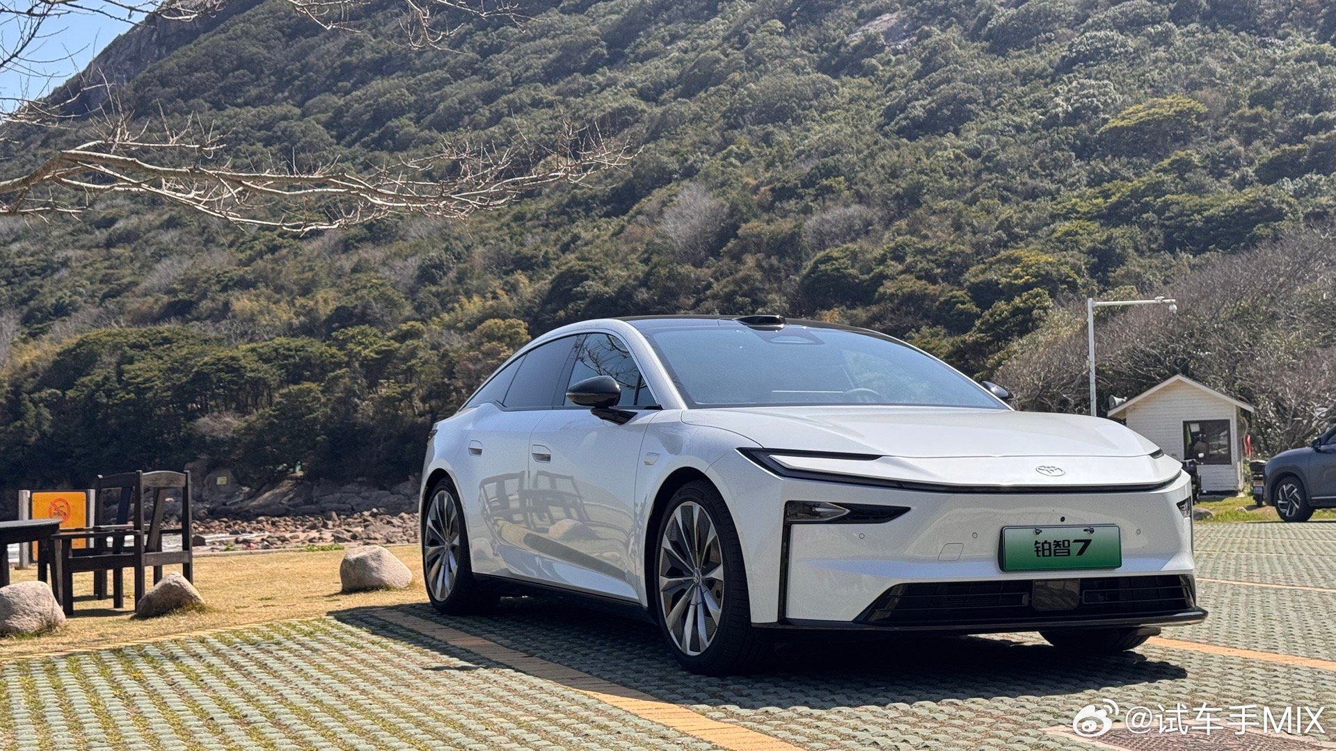 一切都很丰田，舒适动态符合丰田调性很船、很柔、很中庸，万金油的适应性，是合理的而