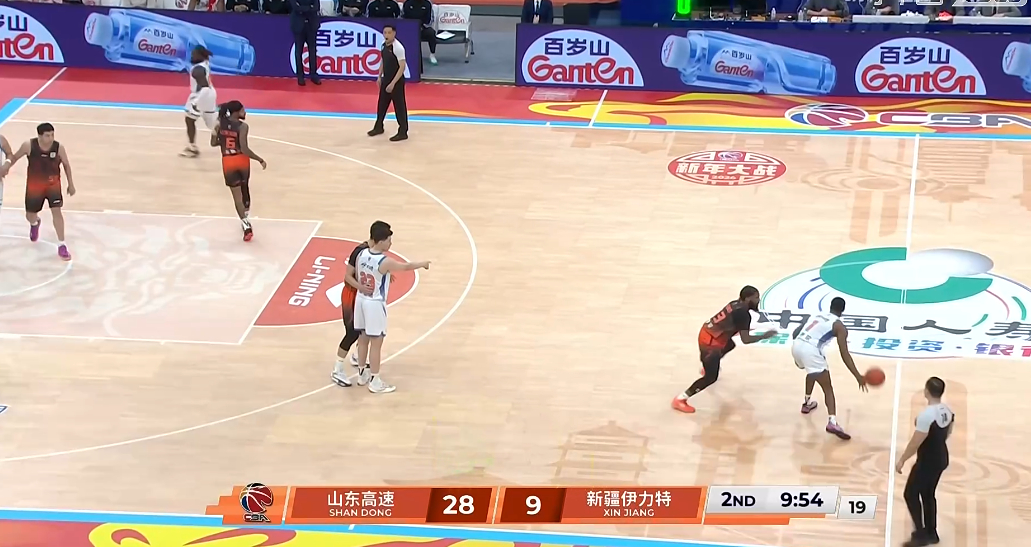 新疆队第一节落后19分可还行。。。。。山东男篮vs新疆男篮