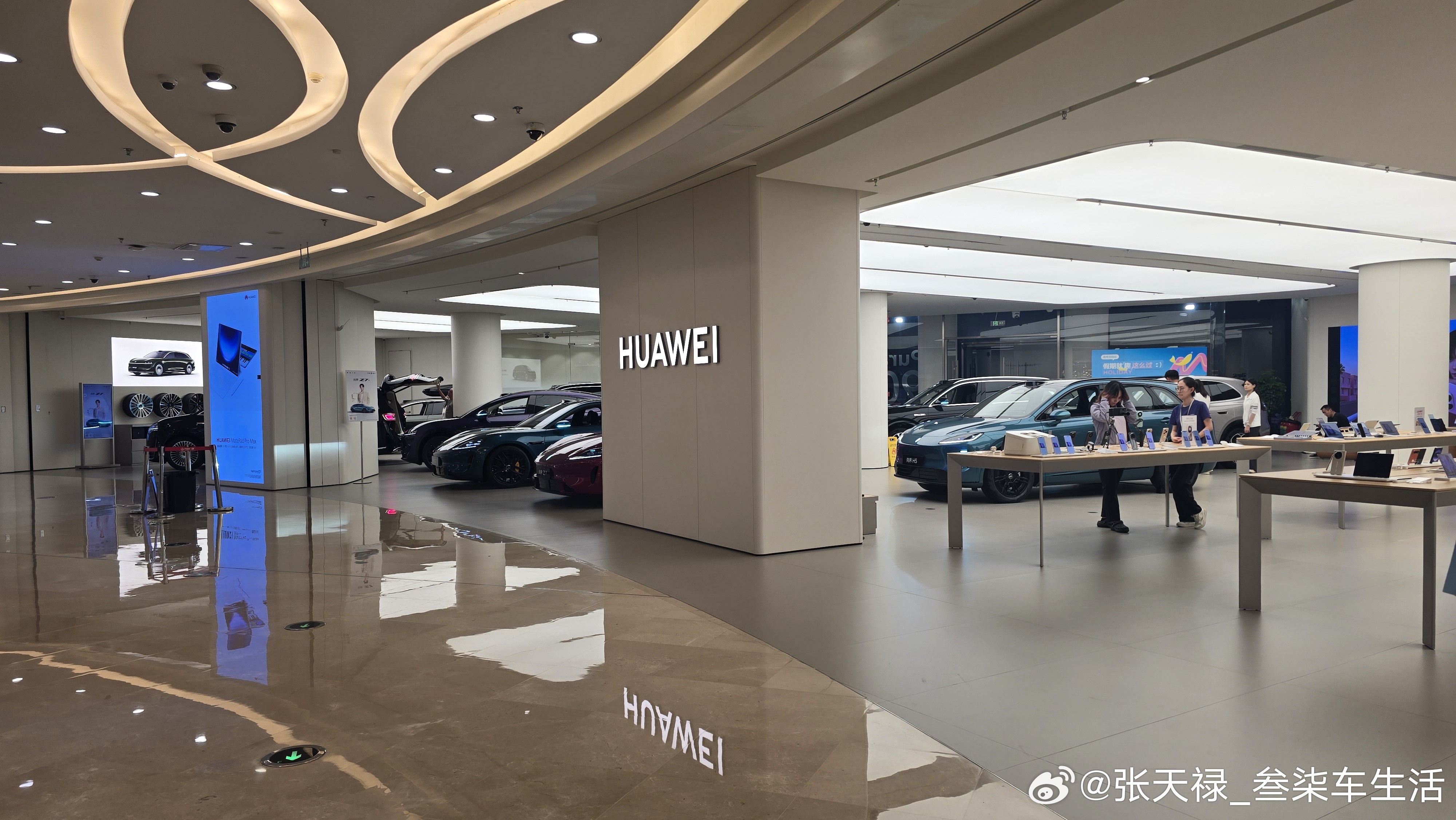不得不说华为的商场体验店，确实很有优势，别的品牌应该都稍逊色华为鸿蒙智行
