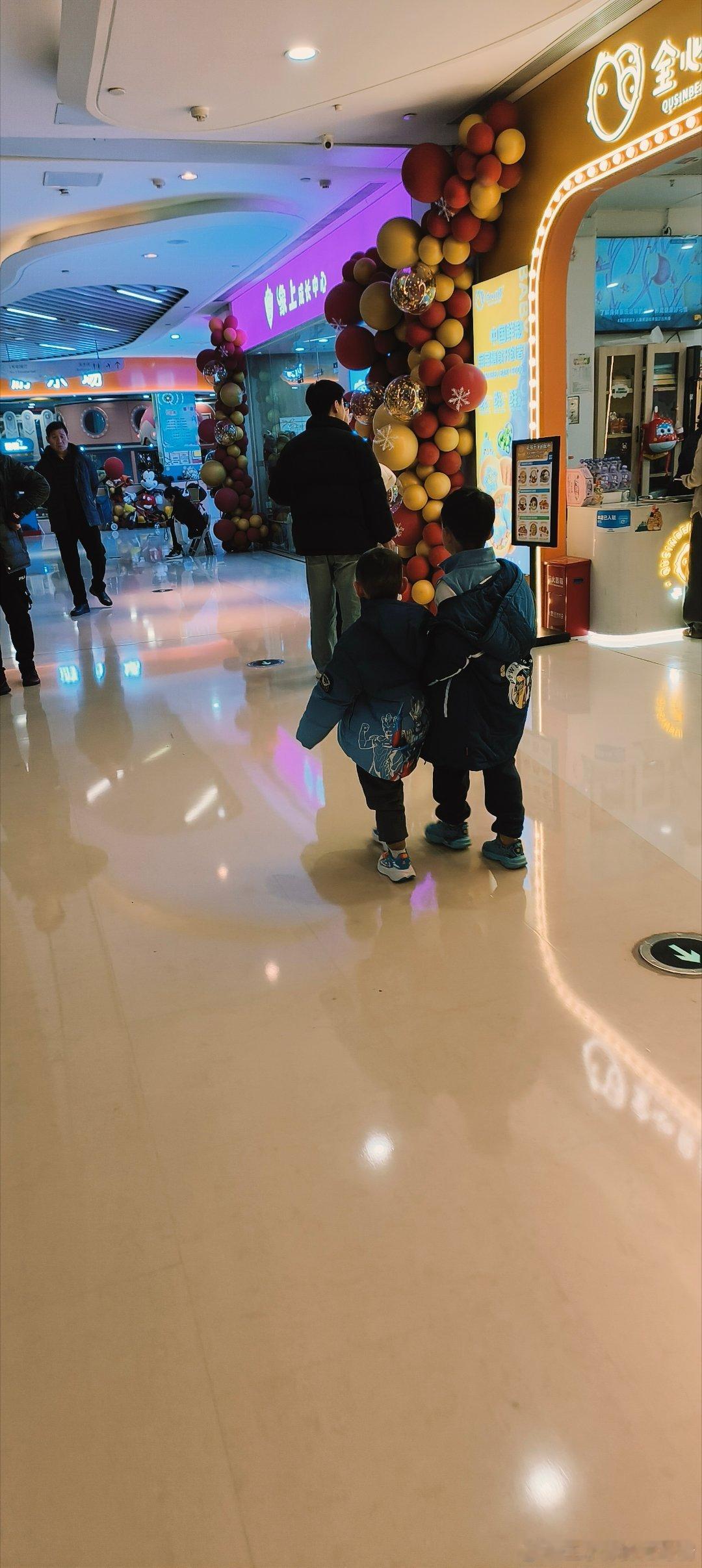 大哥带着小弟去上厕所。他当妈的，就可以观察来就行了。这样既省了妈妈的力气，又锻炼