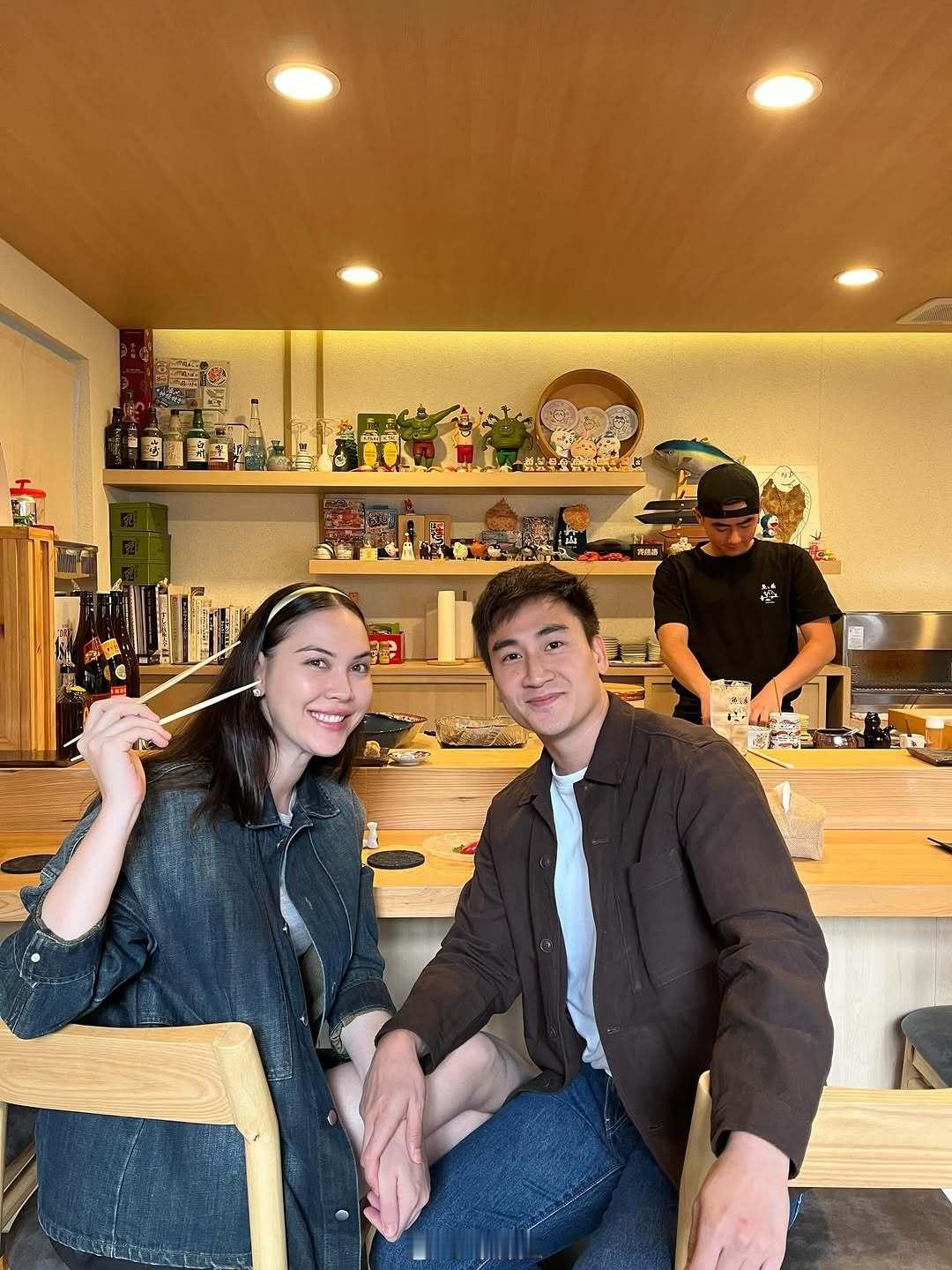 Matt姐晒和老公约会日常，两个人笑得那个开心哦！都结婚这么久了还这么黏糊，这大