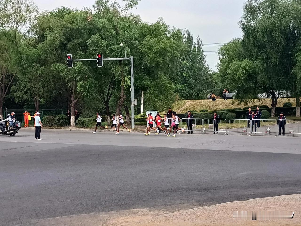 #秋日生活日记#
今天是小长假的第2天，本来不想起床，老头儿非得把我拉起来陪他去