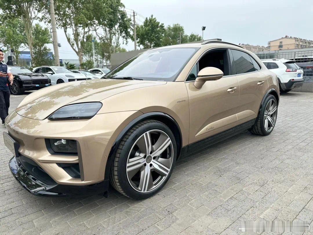 保时捷Macan EV到店了[doge]最大的卖点是没有智驾，而且自燃率真的很低