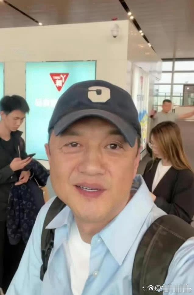 李亚鹏到了机场发现自己被限制了，这是怎么回事啊。 ​​​