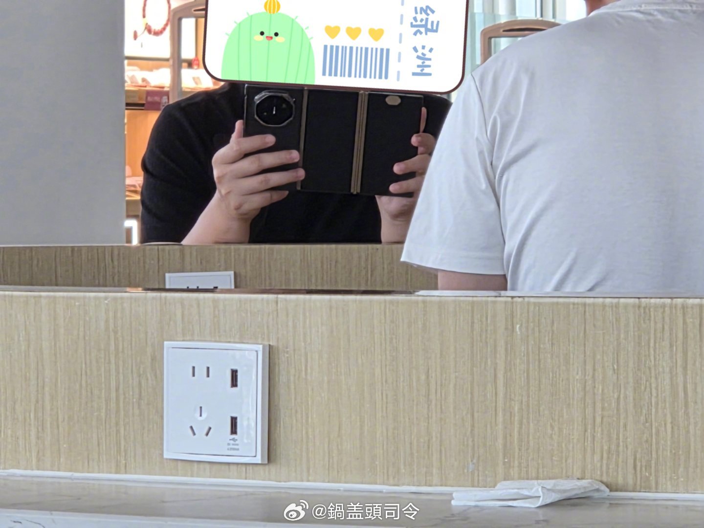 杭州机场偶遇华为三折叠大哥，太有排面了[笑cry] ​​​