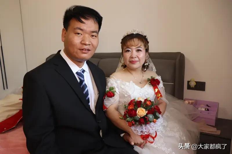 我育有两个儿子，如今一个32岁，一个27岁。老大随我老公姓，老二随我姓。
去年，