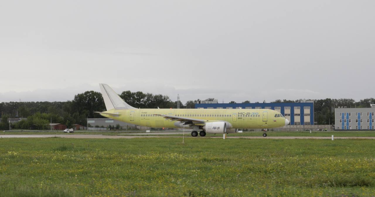 首架量产型MC-21完成高速滑跑测试2026年8月1日，伊尔库茨克航空制造厂（I