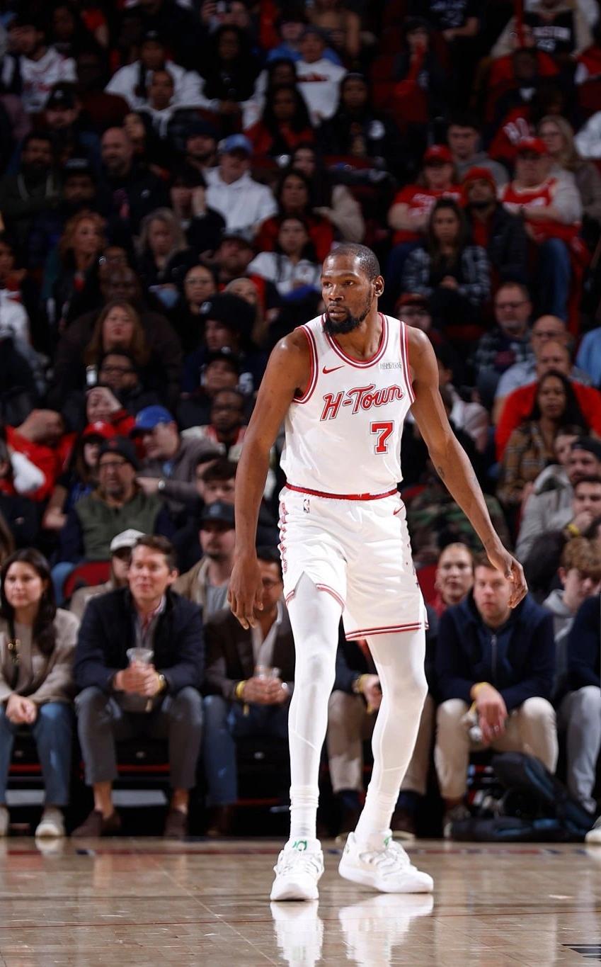 杜兰特今天又打了38分钟！
今天手感有点铁，杜兰特前三节14中5只得到11分的时