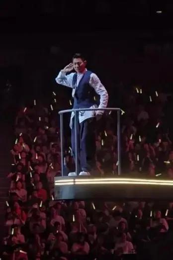 近日，刘德华演唱会门票异常火爆，原价2580元的内场票被黄牛炒至天价68880元