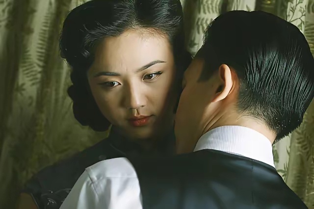 汤唯在《色戒》里的美，是李安镜头下的极致绽放，毕竟后来再也没有那么惊艳过了。 