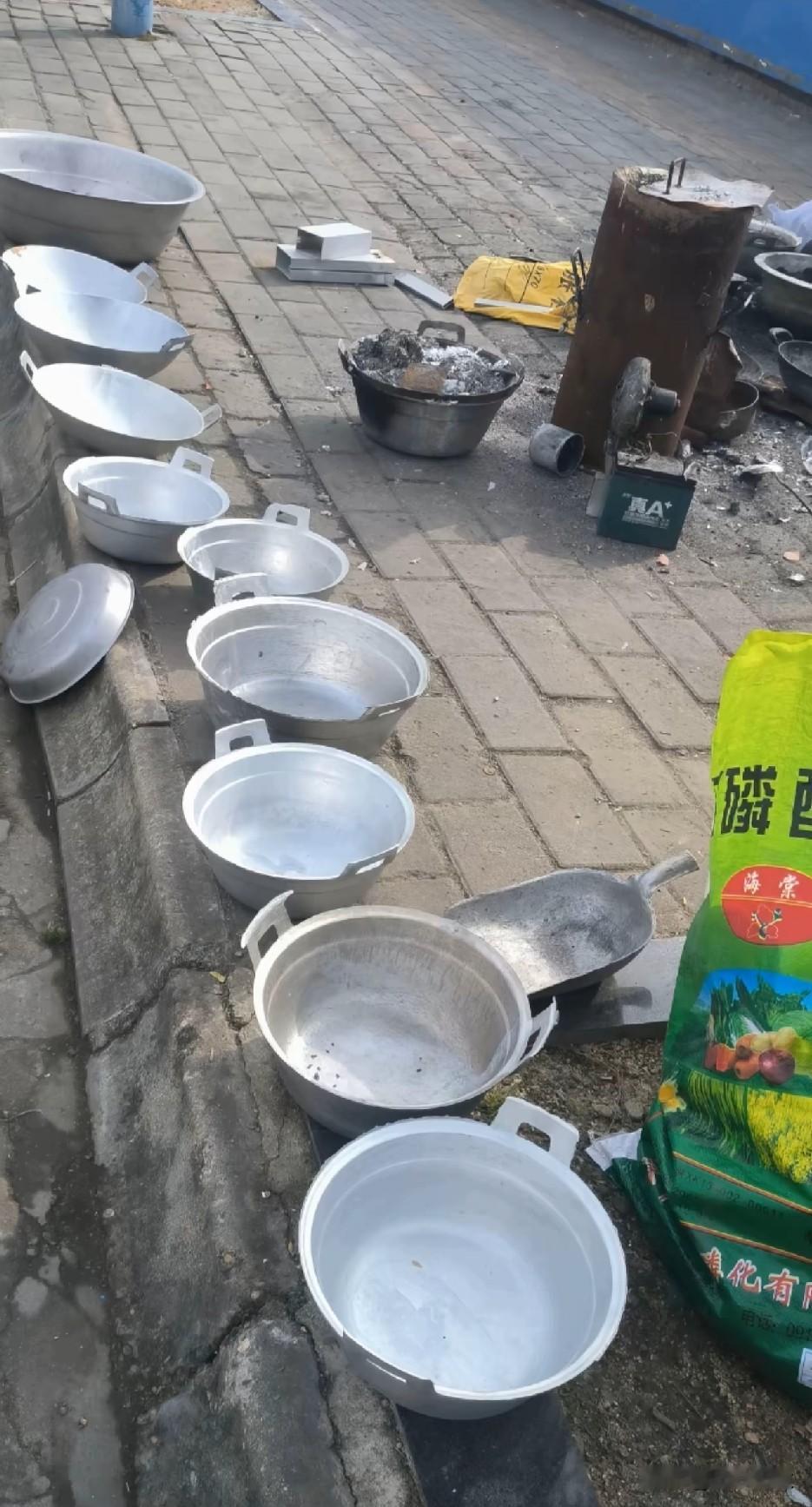 论再生铝技术[赞]，街边大爷有一套，易拉罐，啤酒瓶，废铝合金融成水，倒入模具，瞬
