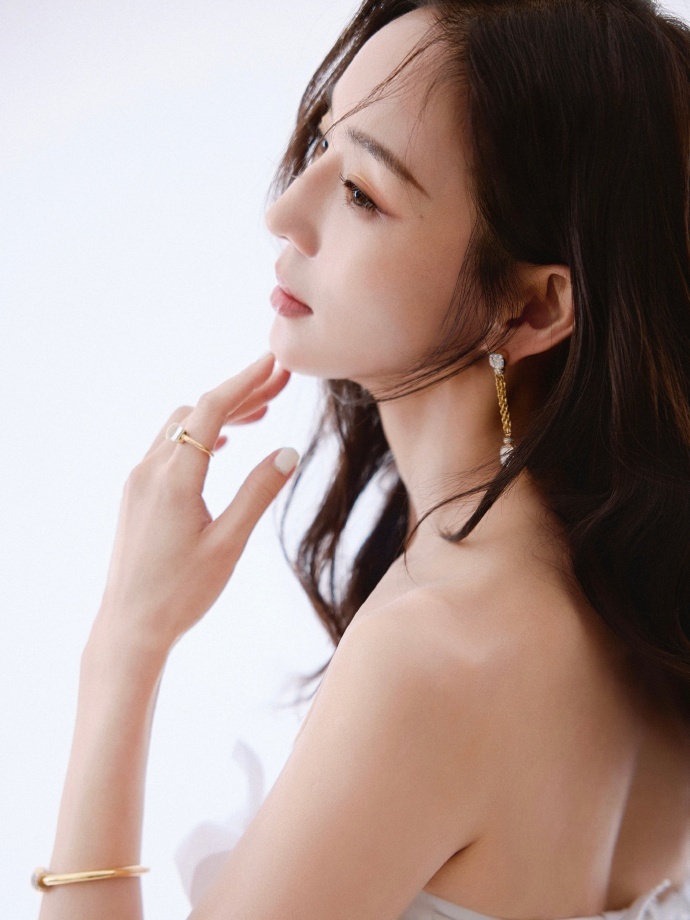 完全就是很羡慕张钧甯肩颈线条 这朵美丽的白色茉莉花，真的是美到我的心巴上张钧甯清