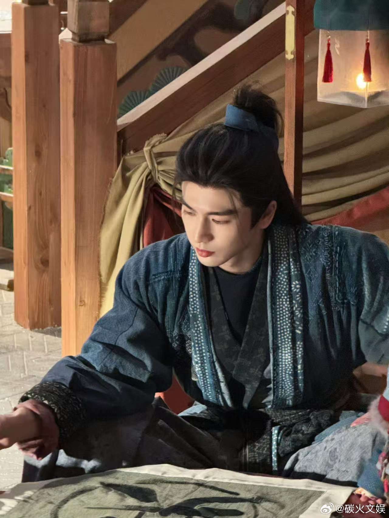 张凌赫案前灯下张凌赫研磨落笔张凌赫案前灯下，哇塞哇塞，