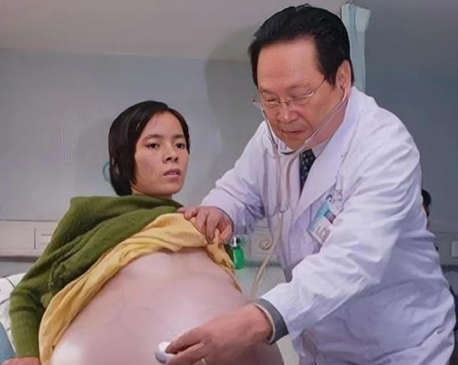 2007年，一名怀孕12个月的女子，在丈夫陪伴下，挺着大肚子来到广州医院检查。没