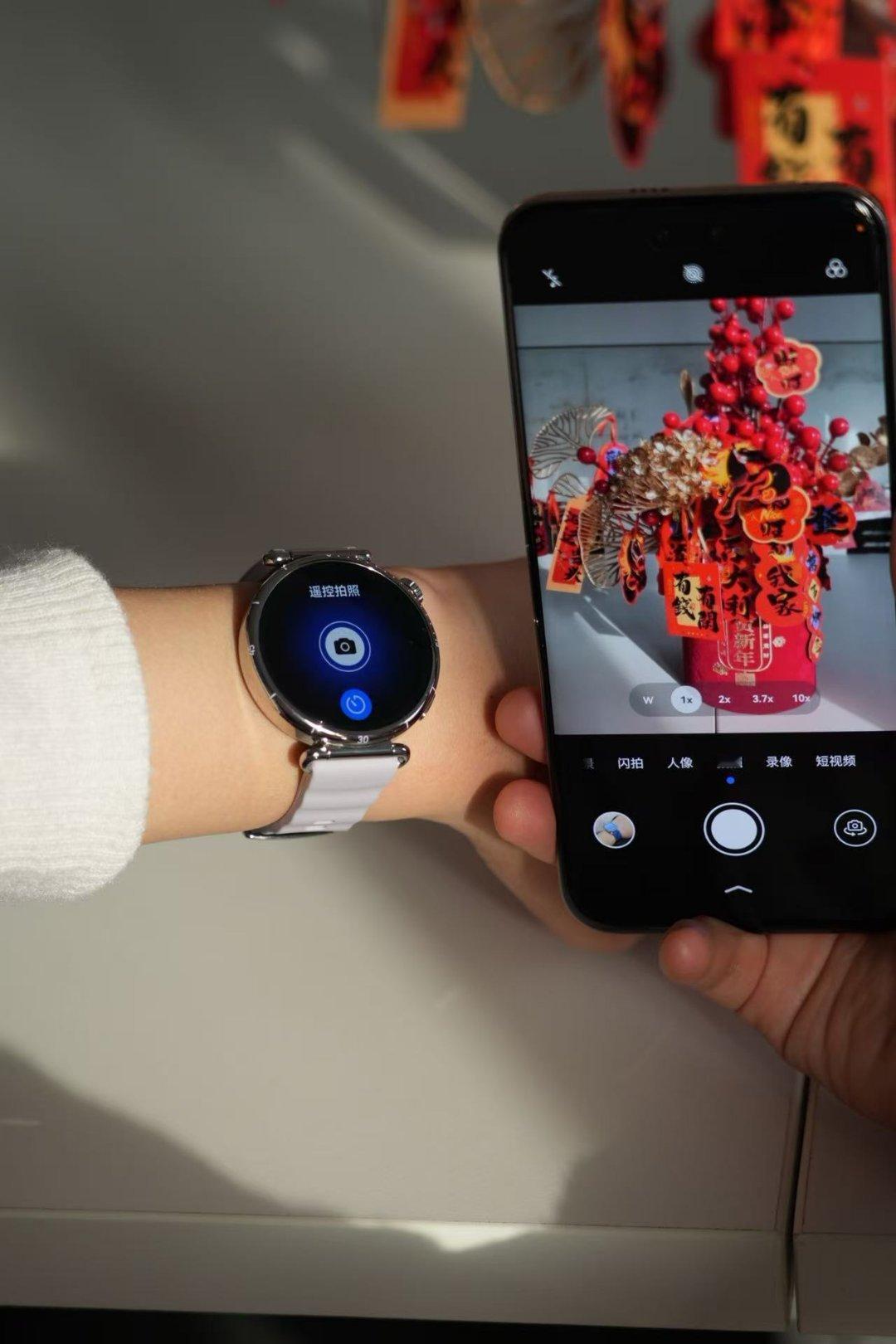 马上过年搭配华为手表的马上发财春节表盘，直接就是过年氛围拉满！还有遥控拍照、新年