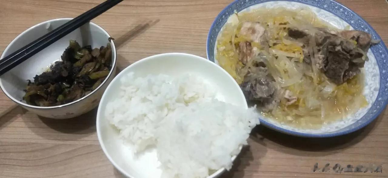 今日晚餐，酸菜炖脊骨，豆豉炒苦瓜，稻花香米饭。
送初中生上课，超市采购，去书店等