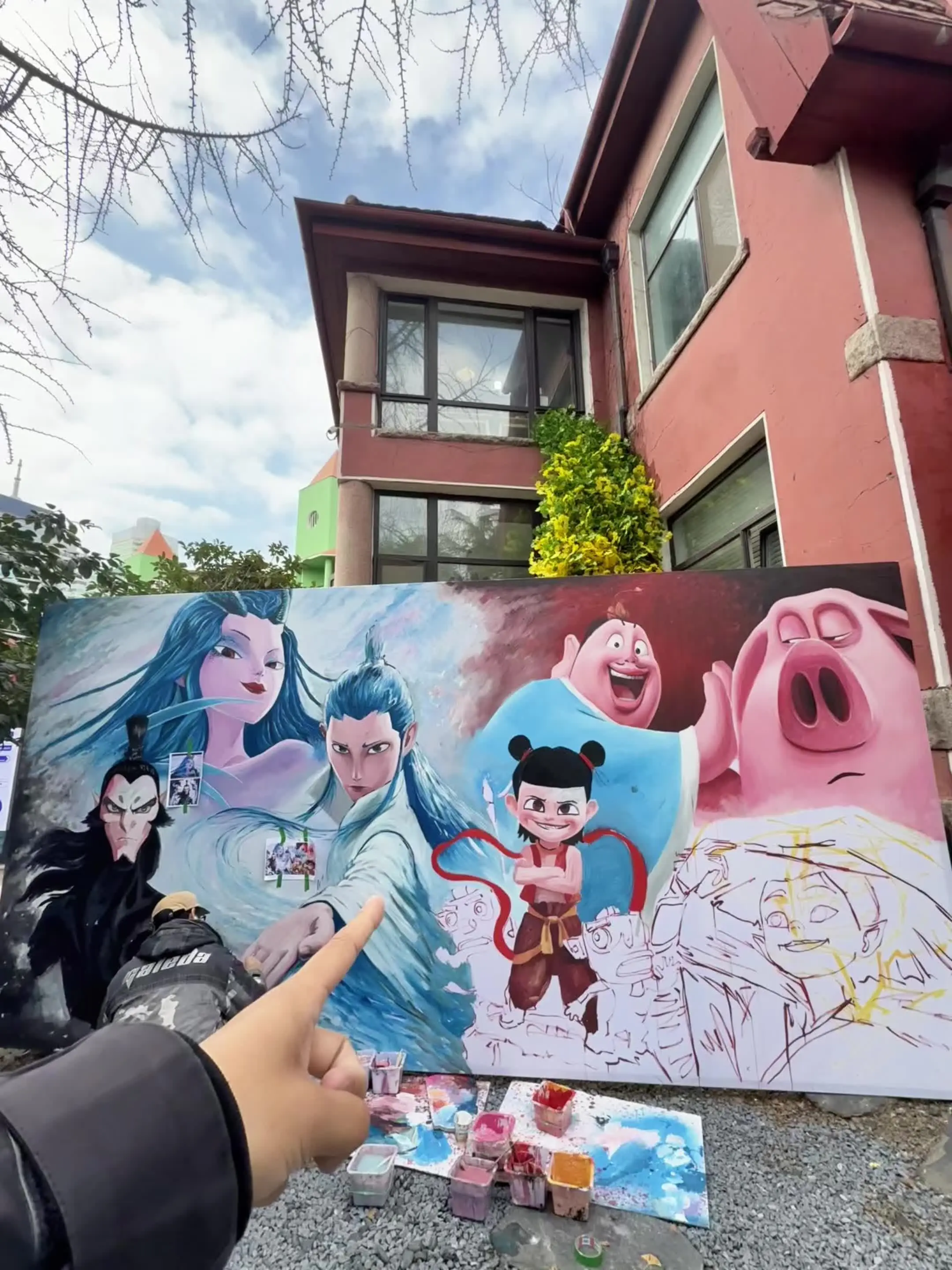 是距栈桥附近300米新增的漫画墙！还没画完！就很震撼了