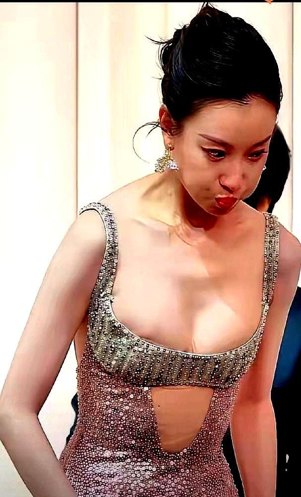 别再说2025年VOGUE红毯女星集体翻车了。
 
关晓彤穿极繁风礼服被骂显壮，