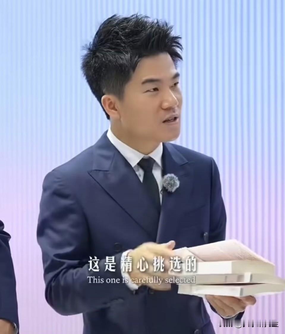 想不到，
董宇辉在乌镇互联网大会上的举动，让人看到了90后不一样的样子。他站在论