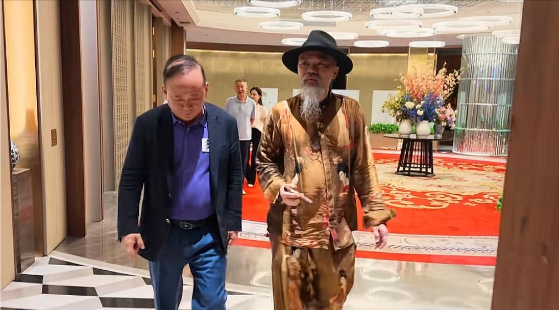前湖北首富兰世立惨被网红“道长”当成背景板，流量池！
对方炫耀：为何连兰世立这样