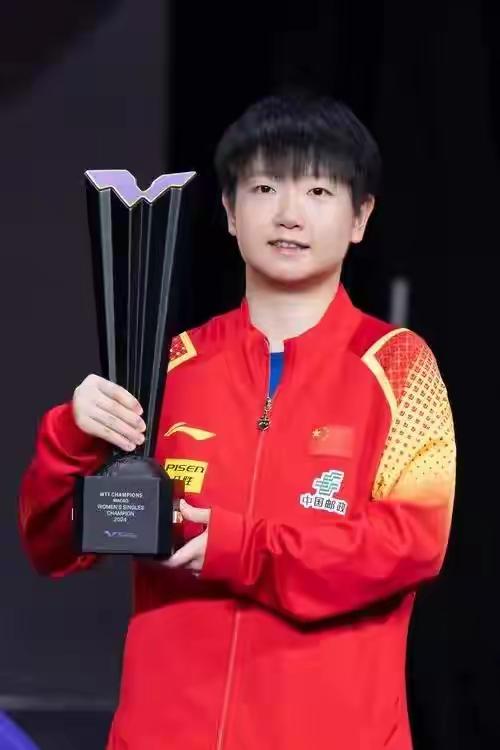 孙颖莎还能征战多哈冠军赛吗？刚看到国乒出征多哈冠军赛的名单，孙颖莎赫然在列。离多