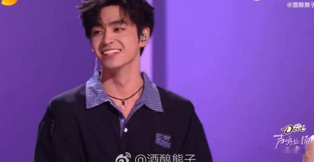 声鸣远扬后台，张卓尔独特曲风 + 帅气外形吸睛，那英的咬字建议很实用 