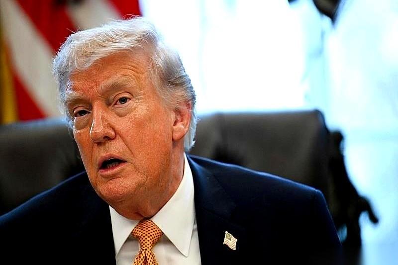 2026年5月，特朗普带着一群华尔街巨头，登上了飞往中国的专机。聚光灯下全是生意