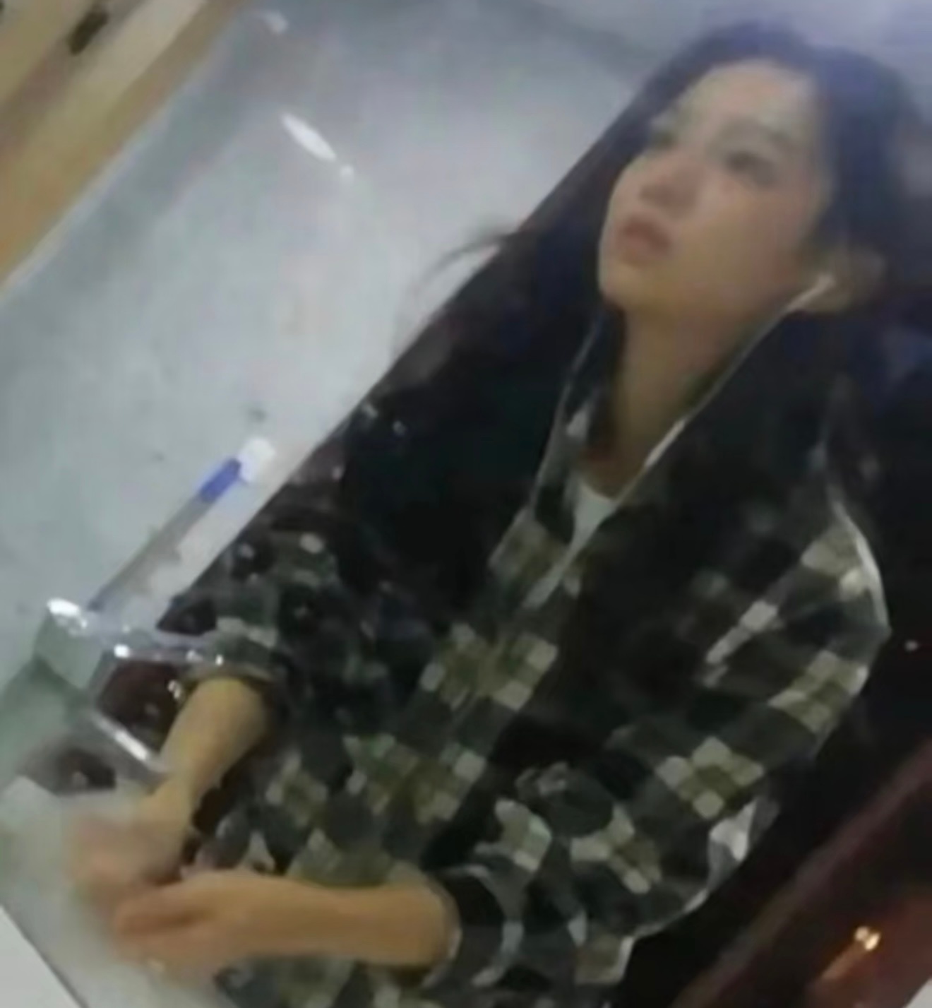 周也早期穿搭 清新学院风与休闲风是主打～ 元气又灵动；满是青春甜美的气息，看着就