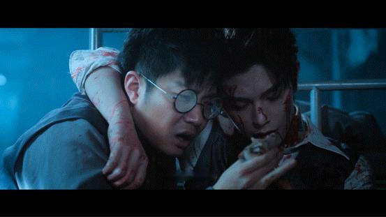 丁禹兮新剧好爽的美强惨设定黄昏草发作他还强撑推理，指尖都在抖还要装没事，这种隐忍