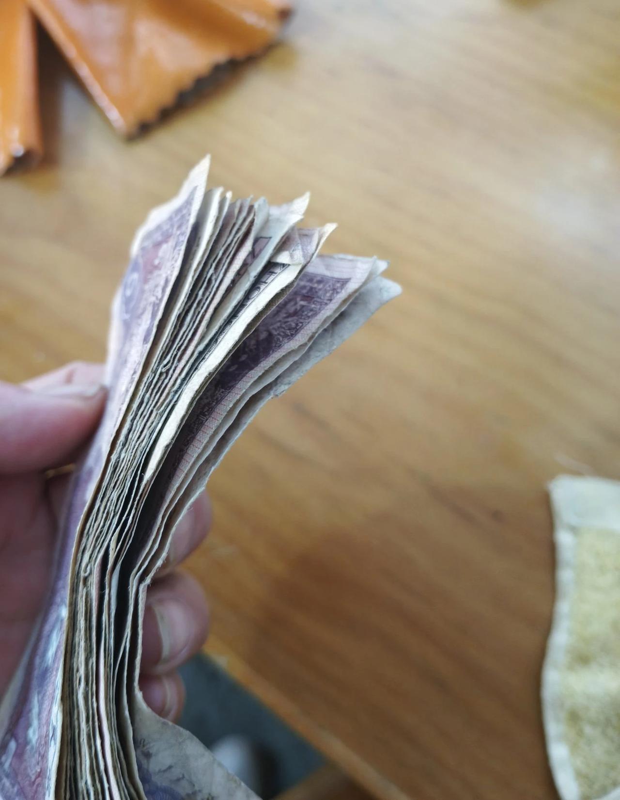 早上儿子问我要钱出去玩，我故意逗他，给他拿了一沓五角币给他，我让他数一下有多少，