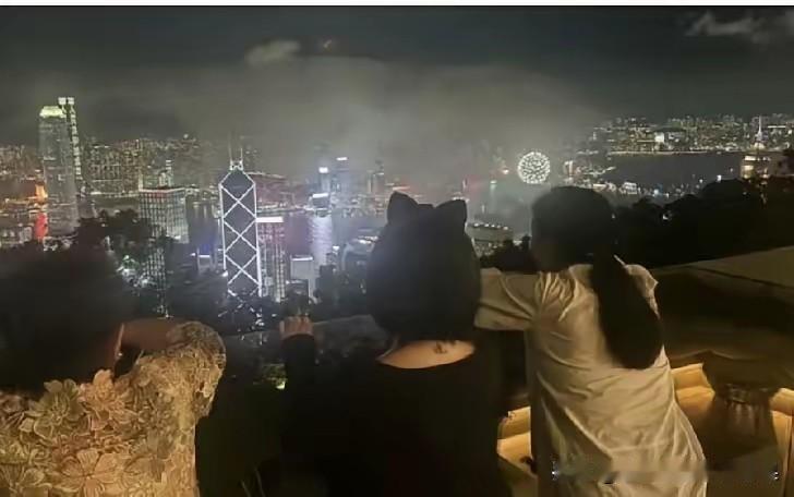 大S死的挺惨，小S过得很幸福，有两个妈妈陪伴。不得不说，人还是要有算计，才能过得