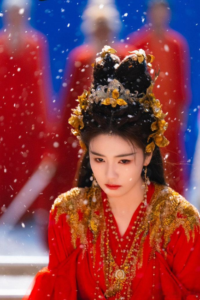 白鹿晒李青月白九思大婚合照 白鹿花如月红嫁衣执剑 白鹿晒李青月白九思大婚合照，咱