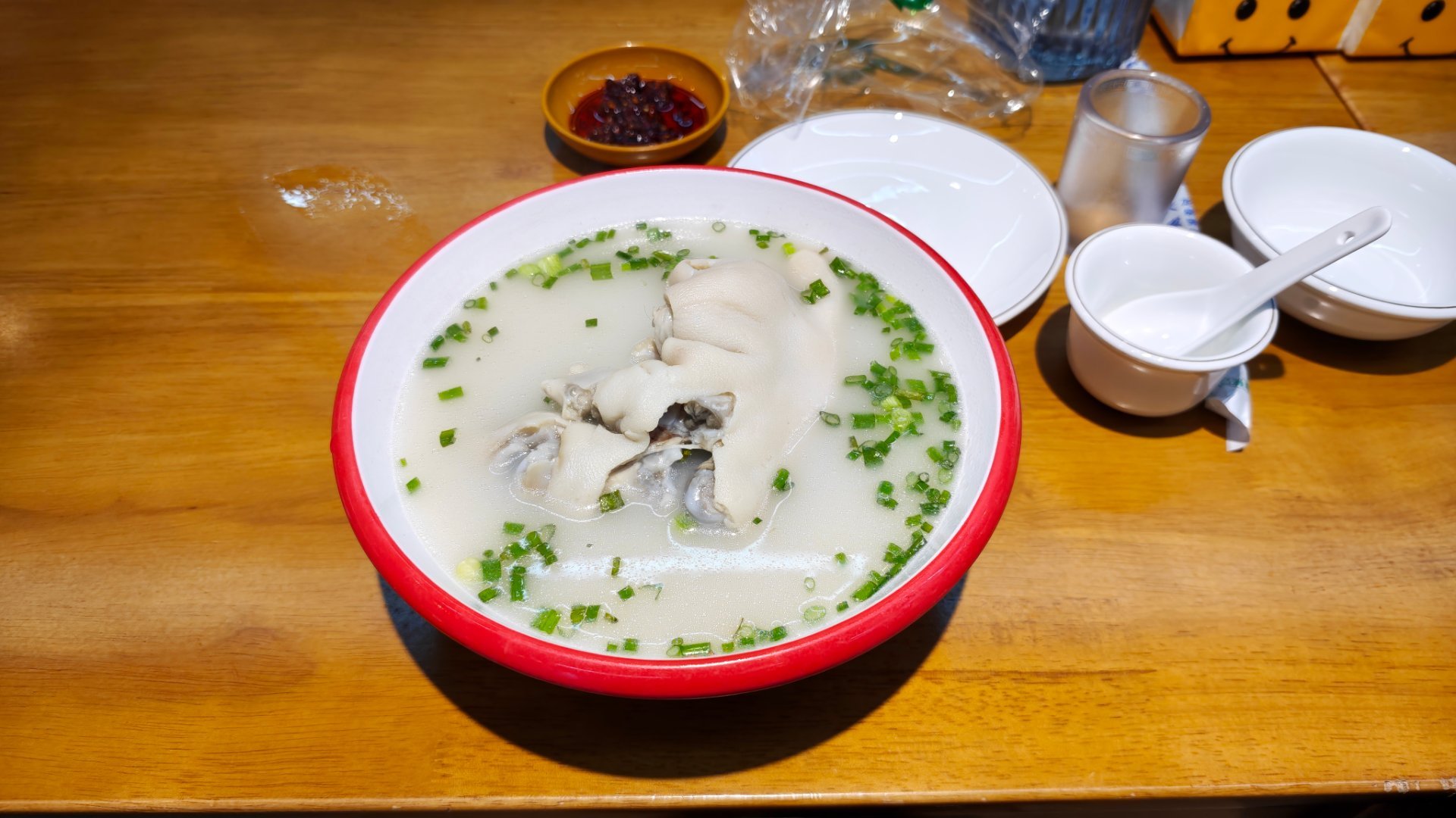 没太懂蹄花吃的是啥，全是皮和骨头