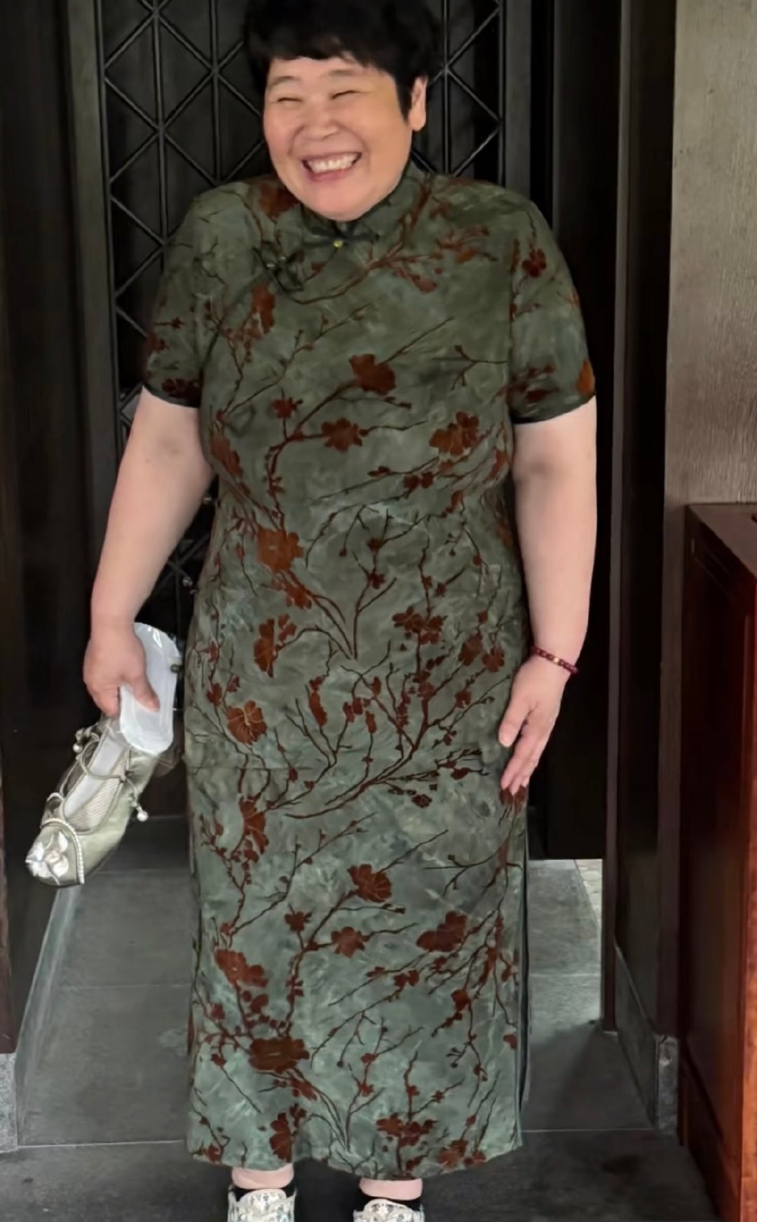 房主任旗袍造型 房主任这旗袍一穿，既有职业女性的干练，又添了几分东方韵味，眉眼间