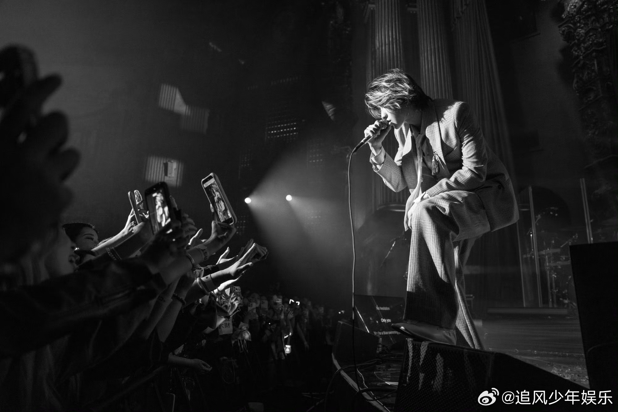 老外被蔡徐坤演唱会狠狠圈粉了蔡徐坤演唱会中场休息不到30秒 洛杉矶演唱会上，蔡徐