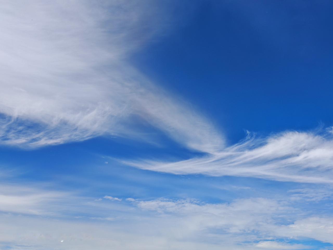 云卷云舒天高远，碧空万里尽自由。北京通州天空之城打卡蓝天白云