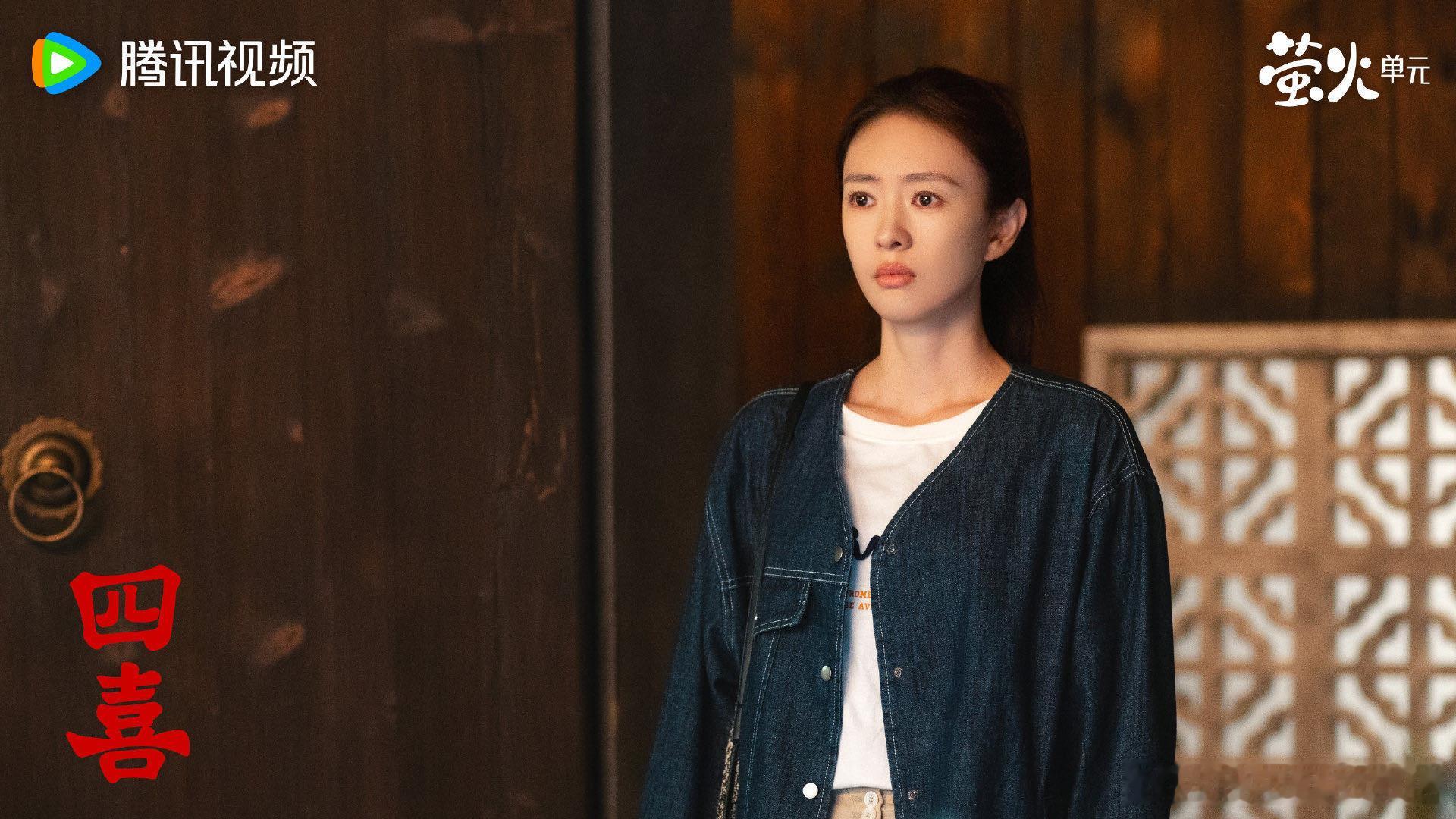 毛豆在《四喜》里的快乐打工人形象深入人心，可现实中她颜值超高，肤白脸小巧，比镜头