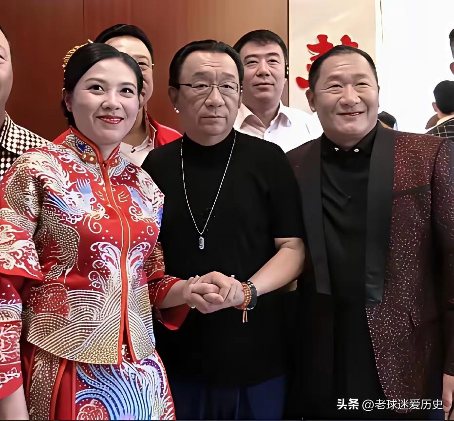 谢东：不是，侯哥，这特么是我的婚礼，你拉着劳资的老婆干啥啊！[发怒]