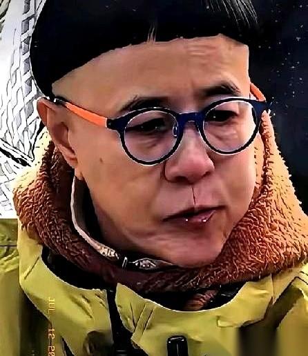 金龟子刘纯燕，快六十了。
每个月退休金八千九，却专门坐飞机去外省，剪一个三十年没