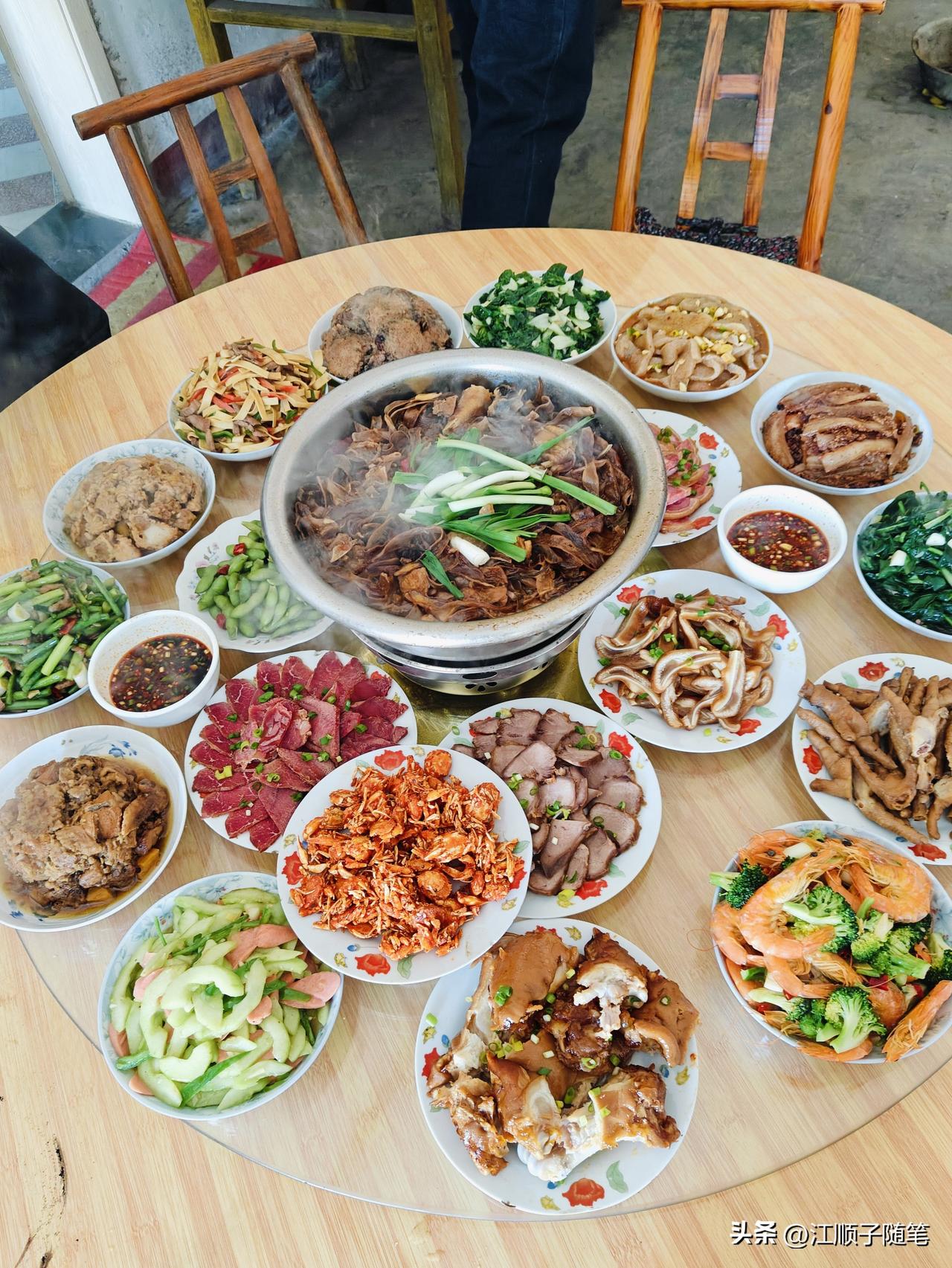 整理手机相册，翻出过年在家拍的美食照片。
一桌热气腾腾的家乡菜，全是地道的湖北风