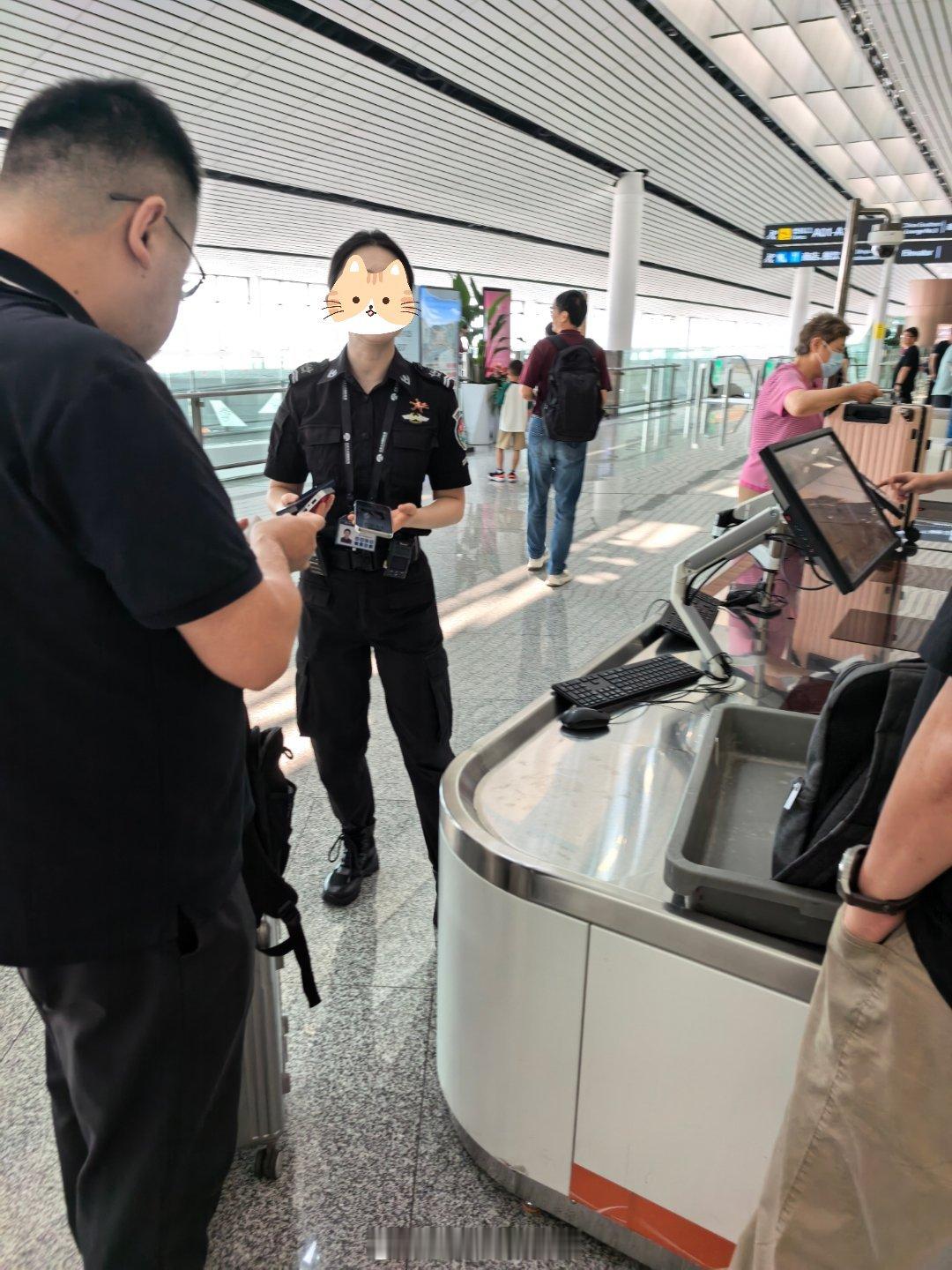 最近充电宝的事讨论很热闹，昨天在安检口看到有两个旅客的充电宝被没收，旅客表示有3