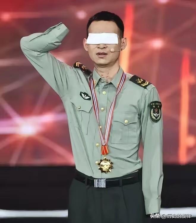 别给杜富国算金钱账！3万2津贴、180平房子，抵不过他失去的光明与双手
 
网上