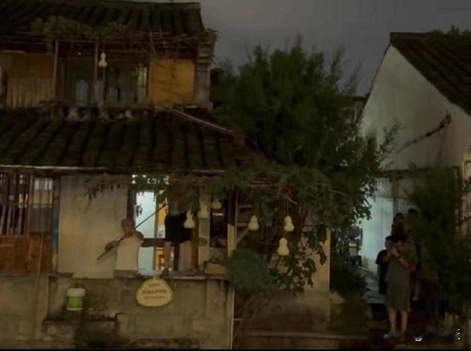 唉，葫芦爷爷选择最终选择摘掉葫芦，没办法，前去打卡的“妖精”太多了，爷爷“害怕”