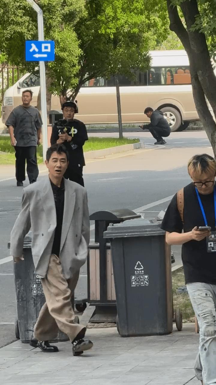 陈小春是偷穿了姚明的衣服吗陈小春双开门 谁能忍住不笑，陈小春驾驭宽松双开门西装，