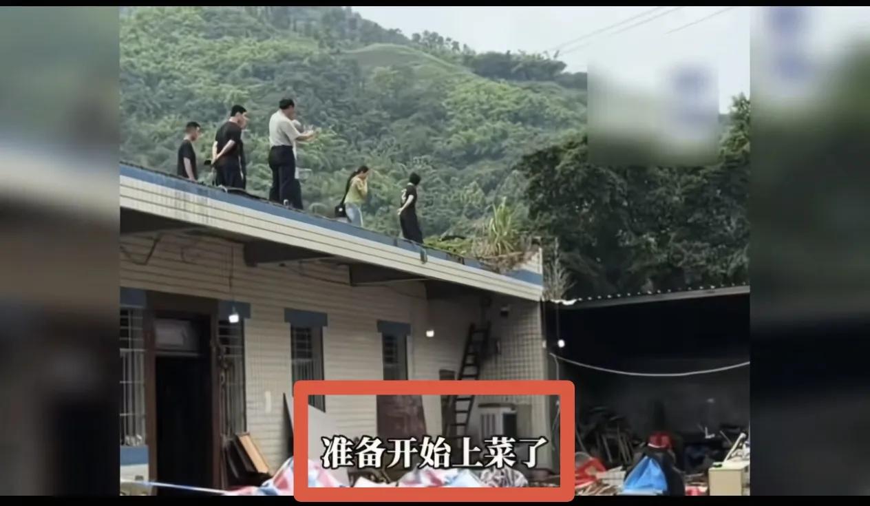 升学宴亲历者讲，当时宾客刚坐齐，宴席刚刚开场，热菜正要上桌，谁也没料到，就在这时