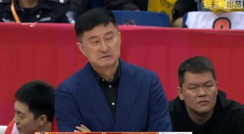 胡明轩零出手崔永熙打铁，广东队进攻哑火，这锅不该由杜锋背
胡明轩整场0出手仅靠罚