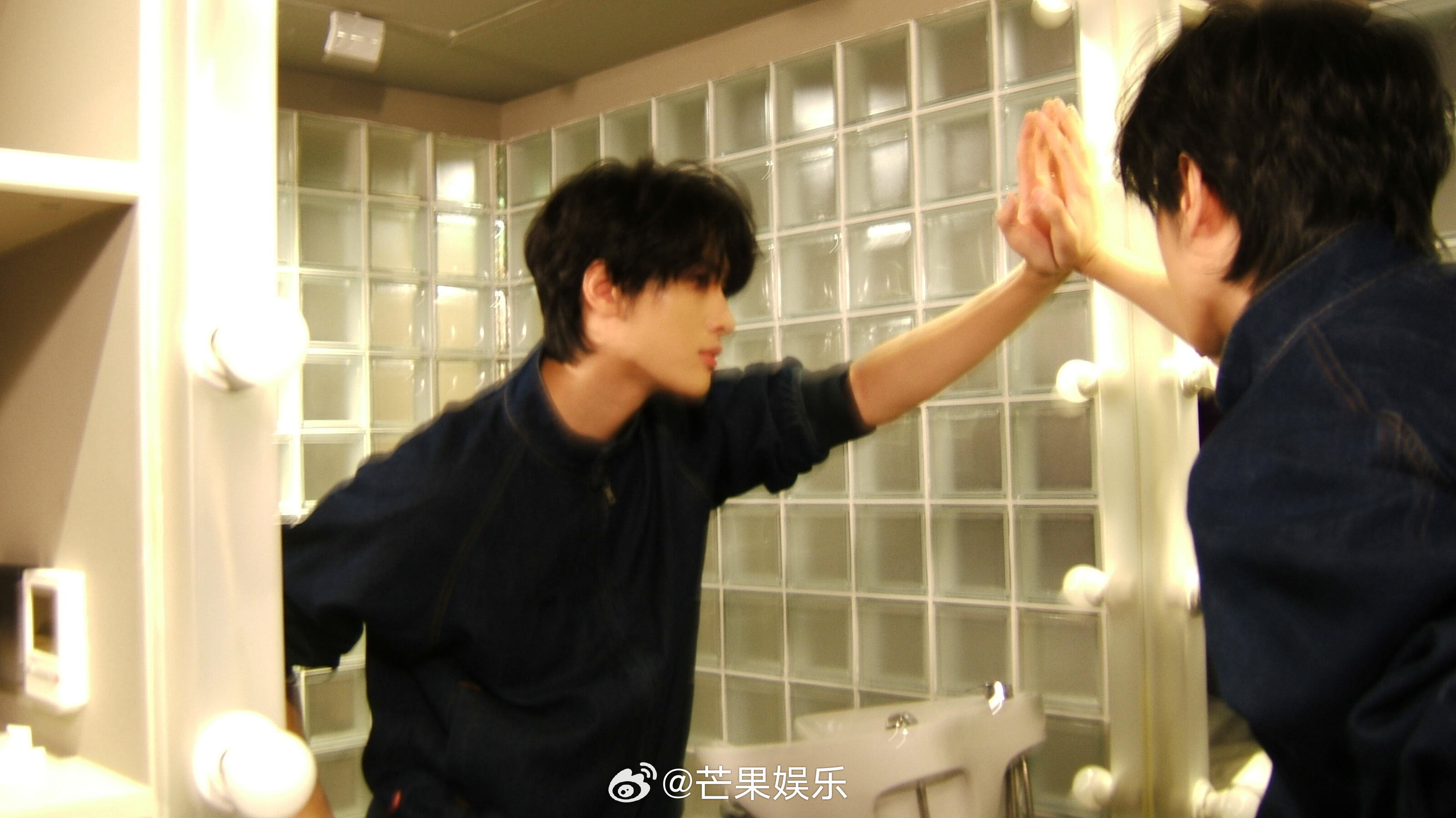 展轩今日份新鲜营业好险差一点看清楚帅脸啦哈哈哈😁