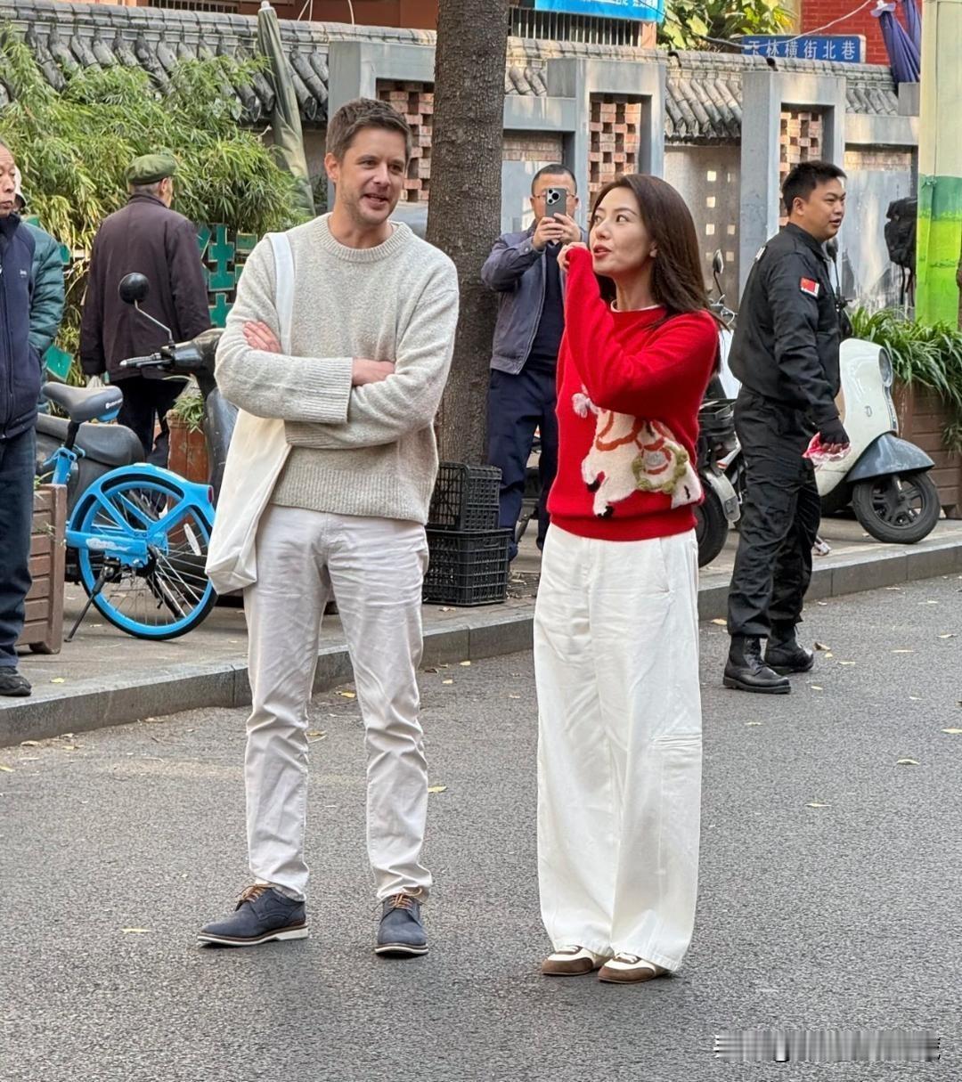 法国米其林餐厅的主厨广坦真的太帅了，他浑身散发着法国人独特的浪漫气息，灰色的圆领