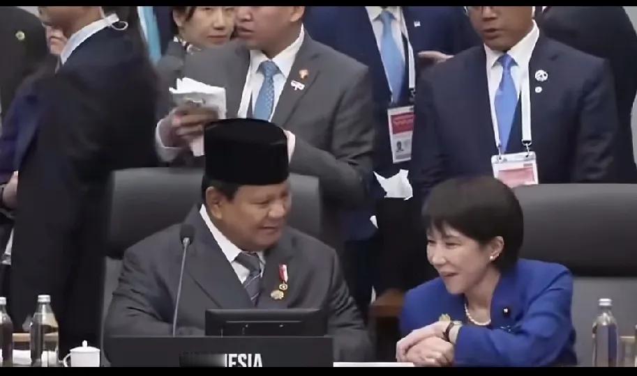 像极了职场上百般讨好上司的女下属，
也像是为了拿到客户的订单，陪着笑脸的推销员。