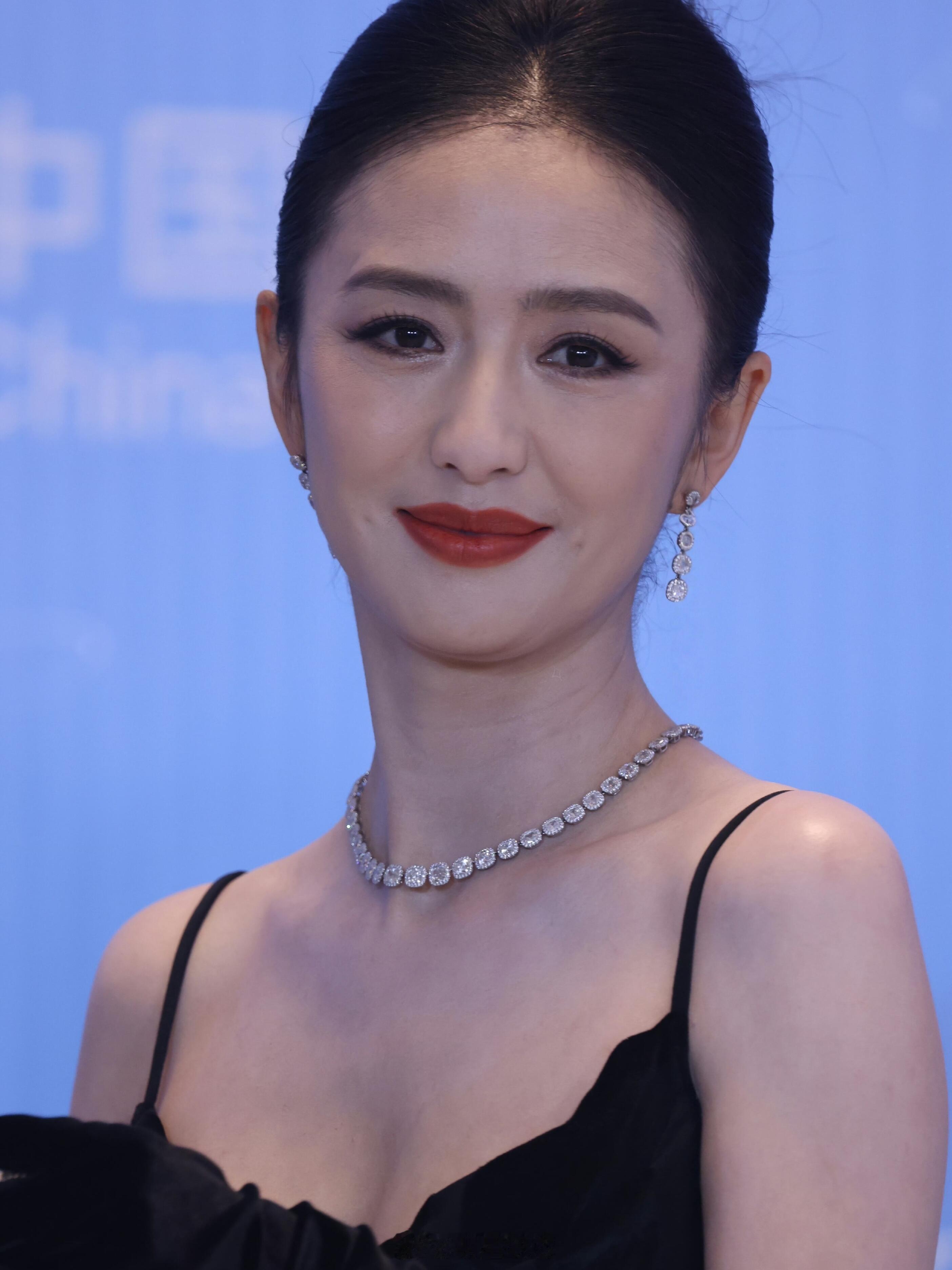 这才是现实里看到的佟丽娅 